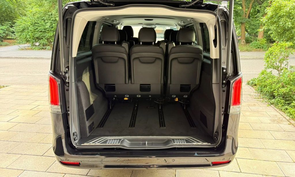 Minivan V Passengers x7 Luggage x8